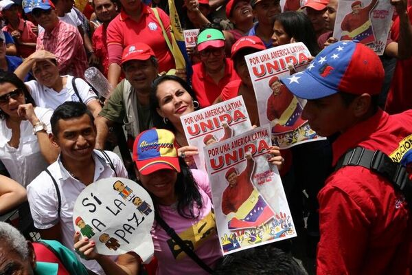 Venezuelanos exibem fotos de seu antigo líder Hugo Chávez - Sputnik Brasil