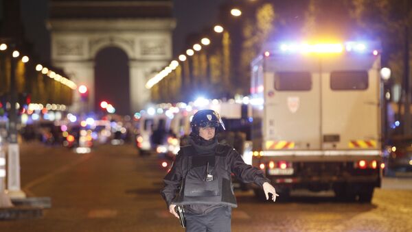 A police officer stands guard after a fatal shooting in which a police officer was killed along with an attacker on the Champs Elysees in Paris, France, Thursday, April 20, 2017. - Sputnik Brasil