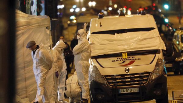 Médicos forenses trabalham no local do tiroteio em Paris em 21 de abril de 2017 - Sputnik Brasil