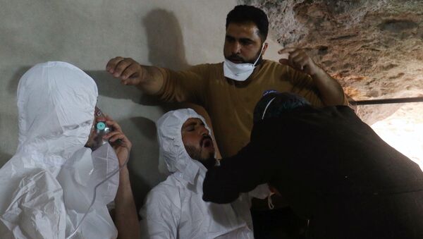 Homem com máscara de oxigênio depois do alegado ataque químico na cidade de Khan Shaykhun,em Idlib, Síria, em 4 de 2017 - Sputnik Brasil