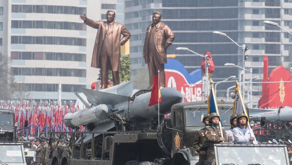 Material bélico da Coreia do Norte mostrado durante o desfile militar - Sputnik Brasil