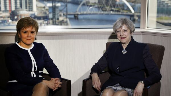 Britain's Prime Minister Theresa May and Scotland's First Minister Nicola Sturgeon meet in a hotel in Glasgow, Scotland, March 27, 2017. - Sputnik Brasil