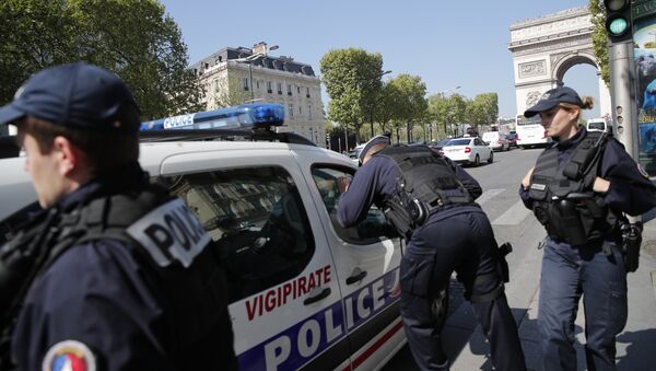 A polícia francesa patrulha a avenida Champs-Elysées em Paris após ataque terrorista do Daesh (sexta-feira, 21 de abril de 2017) - Sputnik Brasil