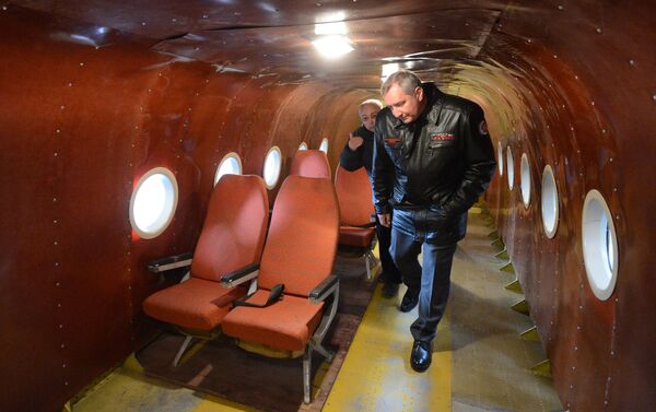 Vice-premiê russo, Dmitry Rogozin, dentro do ecranoplano Orion-20 - Sputnik Brasil