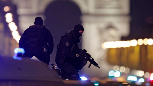 Forças de Segurança na Champs-Élysées após um atentado terrorista que terminou na morte de um policial e deixou outros dois feridos em Paris - Sputnik Brasil