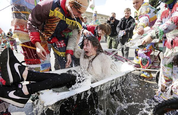 A segunda-feira de Páscoa na Polônia celebra-se deitando água para cima das pessoas - Sputnik Brasil