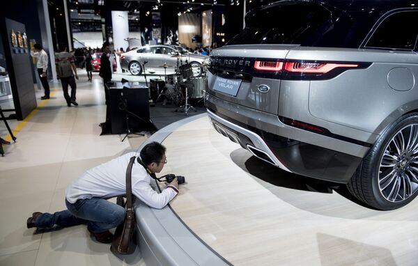 Homem tira foto da carroceira do novo Range Rover Velar em uma exposição em Xangai - Sputnik Brasil