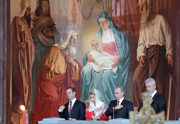 Presidente da Rússia, Vladimir Putin com premiê russo, Dmitry Medvedev, e prefeito de Moscou Sergei Sobyanin na missa de Páscoa na Catedral de Cristo Salvador - Sputnik Brasil