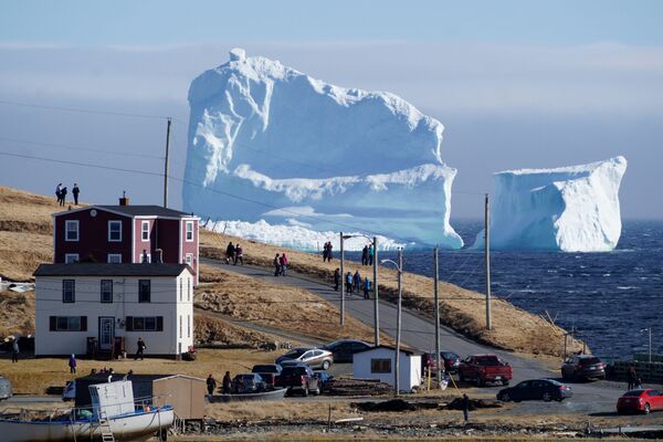 Iceberg gigantesco perto da aldeia canadense de Ferryland - Sputnik Brasil