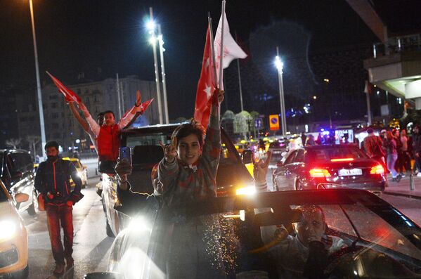 Partidários do presidente turco, Recep Tayyip Erdogan, celebram a vitória no referendo na Turquia - Sputnik Brasil