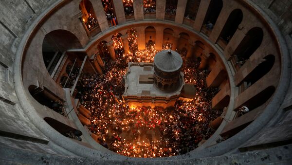 Fiéis com velas durante o milagre do Fogo Sagrado na Igreja do Santo Sepulcro em Jerusalém  - Sputnik Brasil