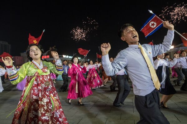 Celebrações populares do 105º aniversário de Kim Il-sung, em Pyongyang - Sputnik Brasil