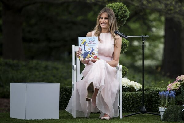 Primeira dama dos EUA, Melania Trump, lê para as crianças durante a festa da Páscoa na Casa Branca - Sputnik Brasil