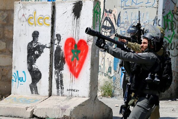 Soldados israelenses durante confrontos com palestinos em Belém - Sputnik Brasil
