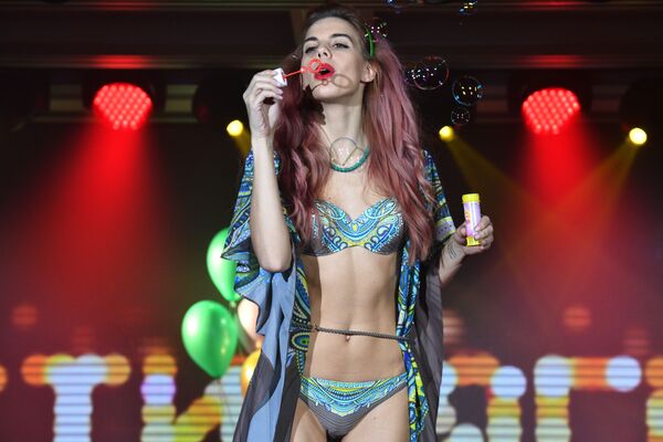 Desfile de lingerie e maiôs na Lingerie Fashion Week em Moscou - Sputnik Brasil