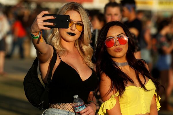 Meninas tiram selfie no festival musical Coachella Valley Music and Arts Festival na Califórnia, EUA - Sputnik Brasil