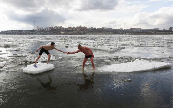 Homens tomam banho nas águas frias do rio russo Yenissey - Sputnik Brasil