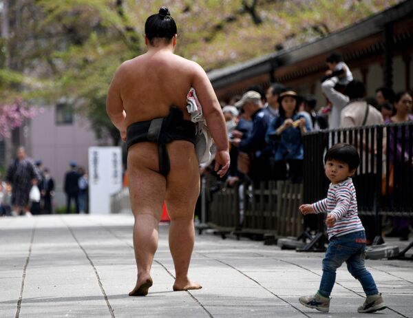 Lutador de sumô em uma das ruas de Tóquio - Sputnik Brasil