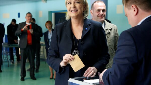 Marine Le Pen, líder do partido francês Frente Nacional e candidata à eleição presidencial francesa de 2017, registra sua cédula em uma zona de votação em Henin-Beaumont, no norte da França durante o primeiro turno das eleições 2017. - Sputnik Brasil