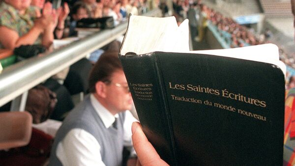 Testemunha de Jeová lê a Bíblia no estádio Meinau, em Estrasburgo, durante uma Assembleia regional que reuniu cerca de 12 mil Testemunhas de Jeová (1998 - foto de arquivo) - Sputnik Brasil