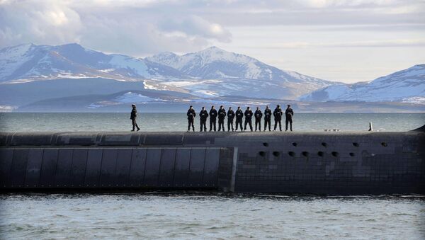 Marinheiros britânicos estão em cima de um submarino nuclear da Classe Vanguard, patrulhando o litoral ocidental da Escócia - Sputnik Brasil