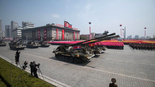 Tanques do Exército Popular da Coreia (KPA) são exibidos na praça Kim Il-Sung durante um desfile militar marcando o 105º aniversário do nascimento do líder norte-coreano Kim Il-Sung em Pyongyang em 15 de abril de 2017. - Sputnik Brasil