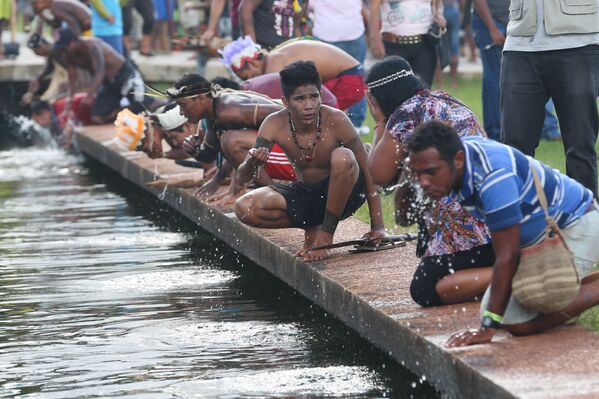 Índios bebem água de lago em frente ao Congresso Nacional - Sputnik Brasil