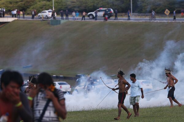 Índios se afastam das bombas de gás lacrimogêneo utilizadas pela Polícia Militar - Sputnik Brasil