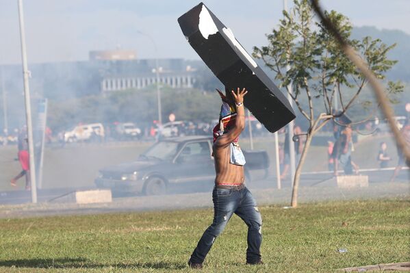 Indígena ergue caixão simbolizando os mortos nos conflitos por terra no Brasil - Sputnik Brasil