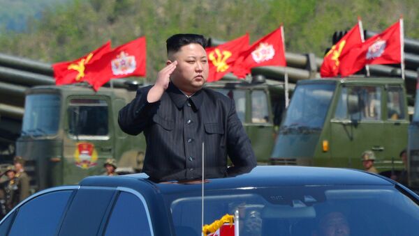 O líder da Coréia do Norte, Kim Jong Un, assiste a um exercício militar marcando o 85º aniversário do estabelecimento do Exército Popular da Coréia (KPA) nesta foto da Agência Coreana de Notícias da Coreia do Norte (KCNA) disponibilizada em abril - Sputnik Brasil
