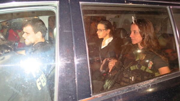 Adriana Ancelmo chegando em casa no carro da Polícia Federal no mês passado para cumprir prisão domiciliar - Sputnik Brasil