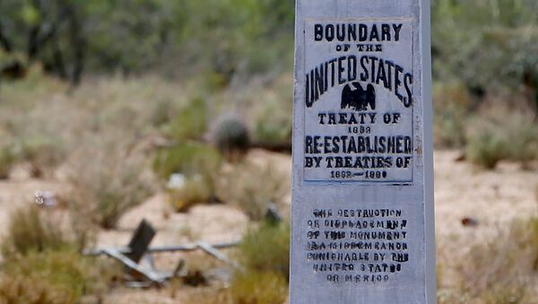 Um marco entre a fronteira dos EUA-México é visto da reserva de Tohono O'odham que atravessa o México em Chukut Kuk e o Arizona. - Sputnik Brasil