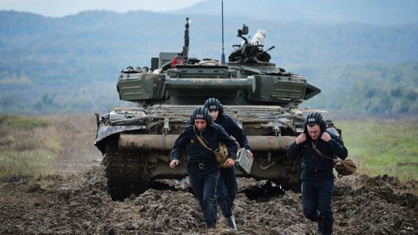 Exercícios do exército russo com tanque T-72B3 - Sputnik Brasil