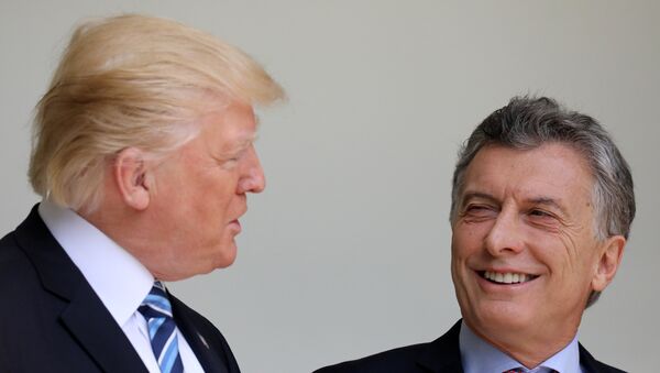 O presidente dos EUA, Donald Trump, conversa com o presidente da Argentina, Mauricio Macri, durante uma reunião na Casa Branca em Washington - Sputnik Brasil