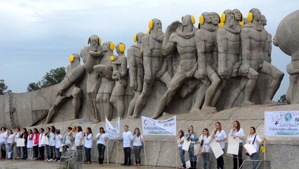 Durante o ato, fones de ouvidos foram colocados no Monumento às Bandeiras (SP) para chamar a atenção da população sobre os perigos da poluição sonora. - Sputnik Brasil
