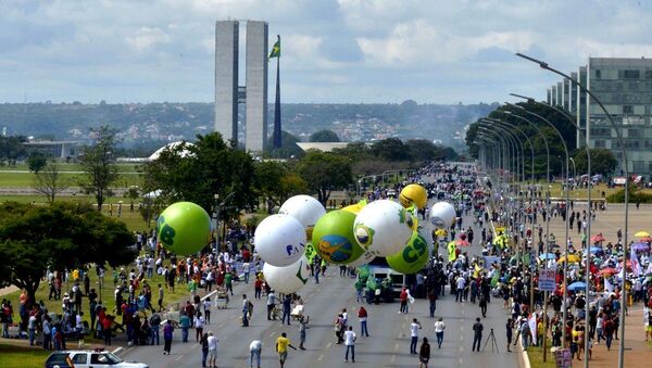 Trabalhadores realizam nesta sexta-feira (28) protesto contra as reformas na Esplanada dos Ministérios, em Brasília - Sputnik Brasil