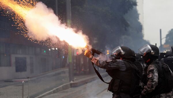 Policial atira bomba de gás contra manifestantes no centro do Rio de Janeiro - Sputnik Brasil