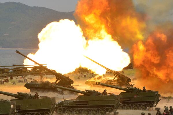 Manobras de artilharia em grande escala em homenagem do 85 ͦ aniversário do Exército Popular da Coreia do Norte - Sputnik Brasil