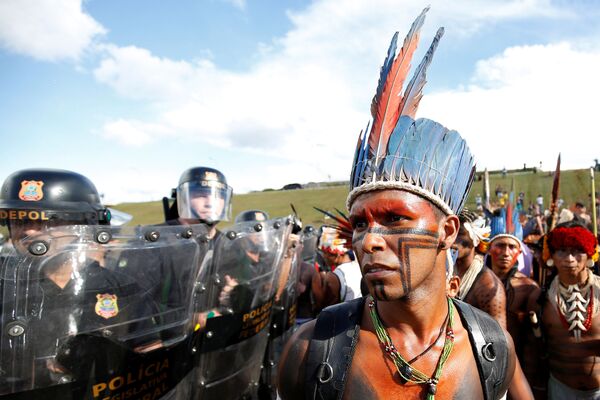 Índios brasileiros manifestam-se contra discriminação em Brasília - Sputnik Brasil