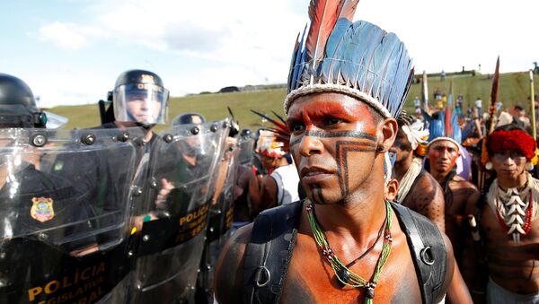 Índios brasileiros manifestam-se contra discriminação em Brasília - Sputnik Brasil