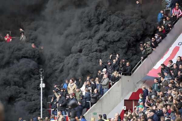 Fumaça negra cobre as tribunas durante jogo de futebol na cidade de Eindhoven, Holanda - Sputnik Brasil