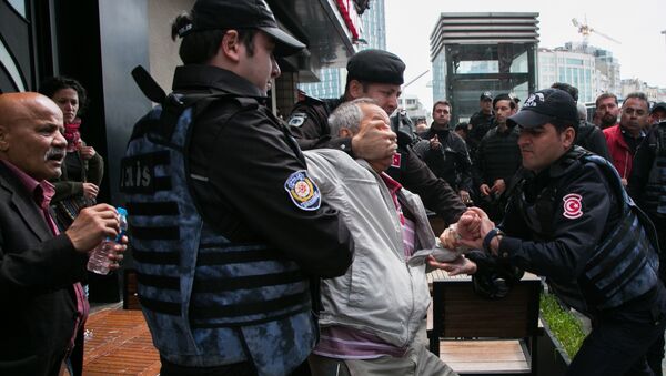Policiais turcos detêm um manifestante no 1º de maio, 2017. - Sputnik Brasil