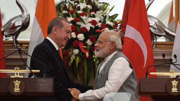 Encontro entre o premiê indiano, Narendra Modi (à direita) e o presidente da Turquia, Recep Tayyip Erdogan (à esquerda), em 1 de maio de 2017 em Nova Deli - Sputnik Brasil
