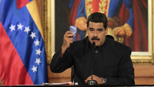 Presidente da Venezuela, Nicolás Maduro, com uma cópia da Constituição - Sputnik Brasil