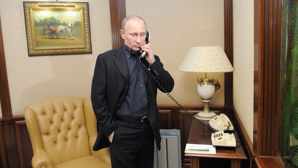 Vladimir Putin, presidente da Rússia, ao telefone - Sputnik Brasil