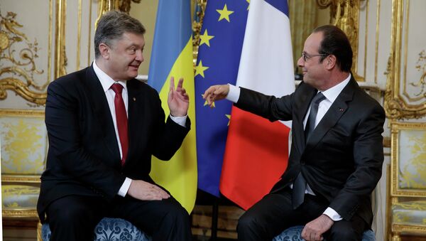 François Hollande e Pyotr Poroshenko durante encontro em Paris, em 22 de abril de 2015 - Sputnik Brasil