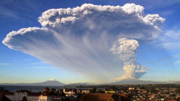 Grande coluna de fumaça é lançada pelo volcão Calbuco, no Chile - Sputnik Brasil