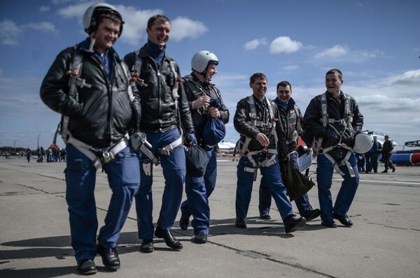 Pilotos no aeroporto militar de Kubinka depois do vôo. - Sputnik Brasil