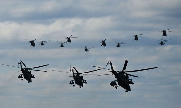 Helicópteros no céu do aeroporto militar de Kubinka. - Sputnik Brasil