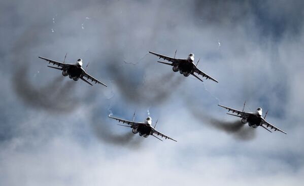 Os caças MiG-29 do grupo de pilotagem Strizhi no céu do aeroporto militar de Kubinka. - Sputnik Brasil